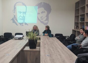 Roli i ndjekjes dhe mbështetjes së fëmijëspranë zonës së mbulimit