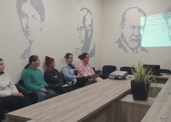 Roli i ndjekjes dhe mbështetjes së fëmijës pranë zonës së mbulimit