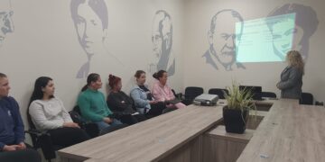 Roli i ndjekjes dhe mbështetjes së fëmijës pranë zonës së mbulimit